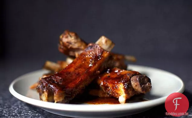 Spareribs Doces E Esfumaçados Do Forno