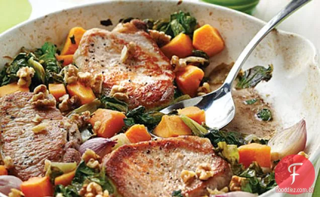 Costeletas de porco com abóbora, escarola e nozes