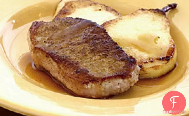 Costeletas de porco temperadas com cominho com peras salteadas