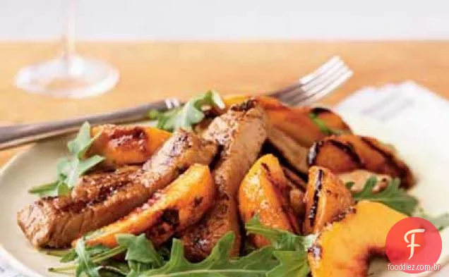 Pêssegos grelhados e carne de porco
