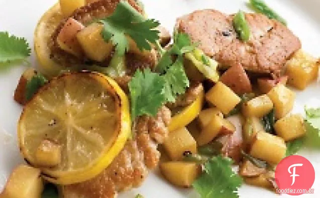 Carne de porco assada com batatas e limão