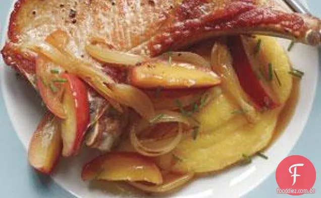 Costeletas De Porco Com Maçãs Salteadas E Polenta