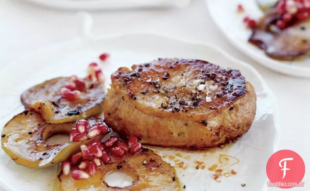 Costeletas de porco com maçãs salteadas
