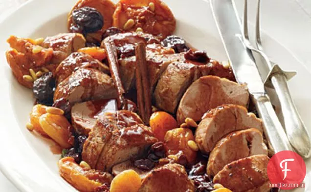 Carne de porco assada com frutas secas e molho de Porto