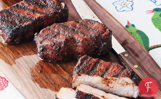 Costeletas de porco esfregadas com cacau e Chile