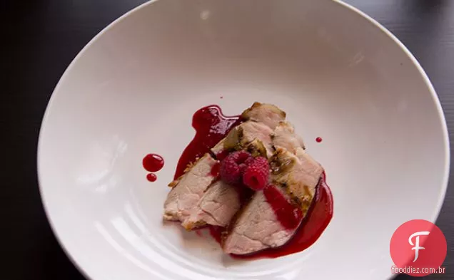 Amor e carne de porco (com ameixa e Framboesa Gastrique)