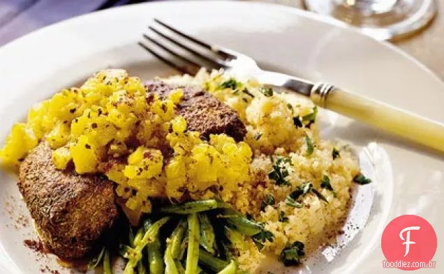 Costeletas de porco com salsa de abacaxi quente