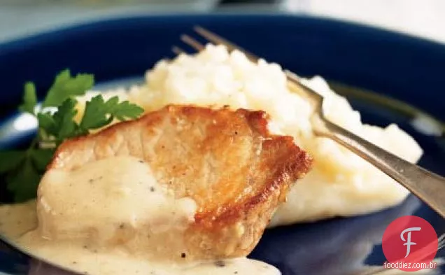 Costeletas de porco com molho Country e purê de batatas