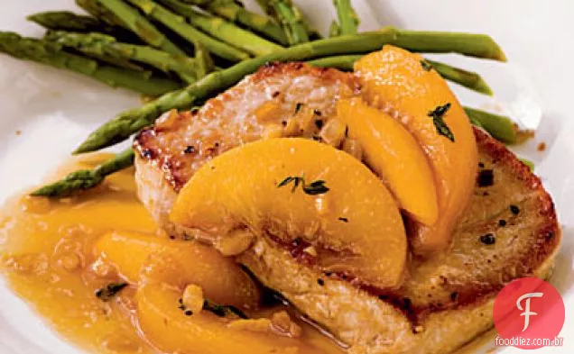 Costeletas de porco com molho de Bourbon-pêssego