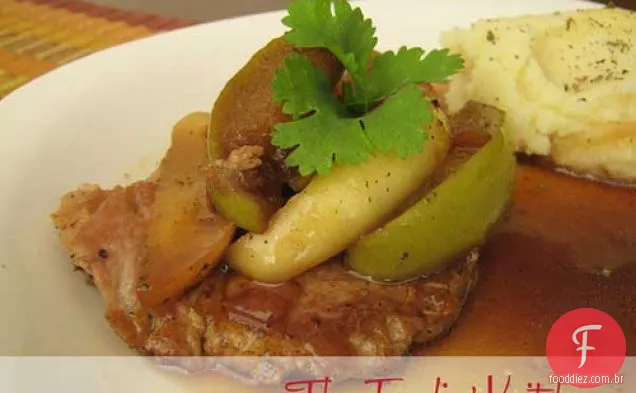 Porkchops Com Molho De Cerveja Escuro E Maçãs
