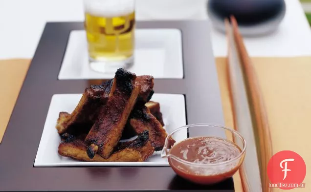 Costelas de volta do bebê com base de cidra com molho de churrasco de limão