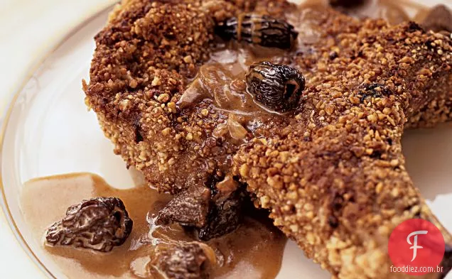 Costeletas De Porco Com Crosta De Avelã Com Molho Morel