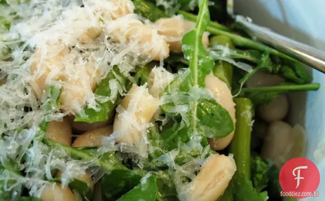 Espargos-salada de feijão sobre rúcula