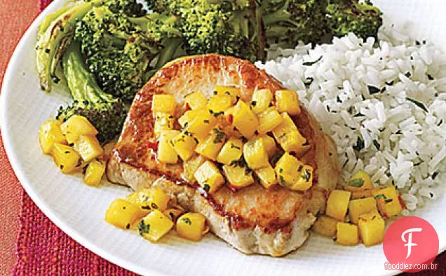 Costeletas de porco salteadas com abacaxi e hortelã