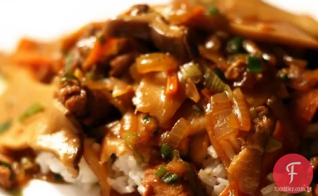 Carne de porco com cogumelos ostra