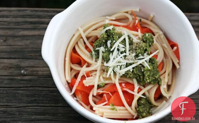 Pesto de rúcula embalado em proteínas