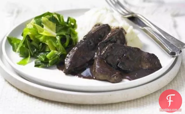 Fígado de cordeiro com molho de vinho tinto e purê de alho