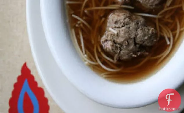 Sopa de macarrão de carne com bolinhos de fígado (hovezi Polevka s Nudlemi