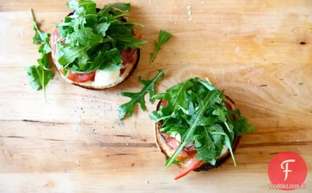 Pizzas Frescas De Bagel De Tomate E Rúcula
