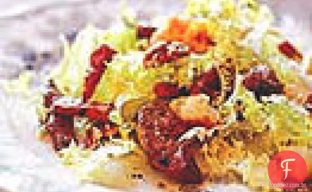 Salada Frisée com fígados de frango salteados e Croutons