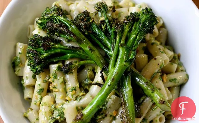 Pistache Rúcula Pesto Com Penne E Salteado Broccolini