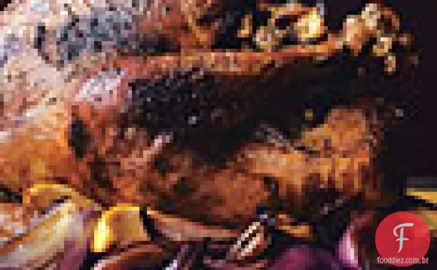 Peru recheado com limão, orégano e cebola roxa