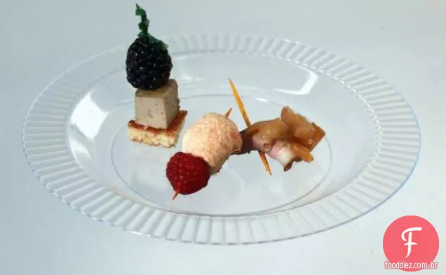 Trio de sabores em uma vara: Mousse De Pato, peito de pato e merengue-Berry