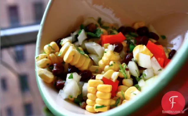 Salada De Milho De Verão Sobre Rúcula