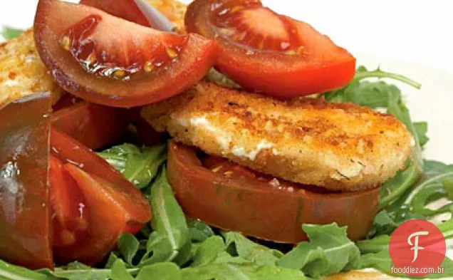 Rúcula do bebê com tomates e queijo de cabra