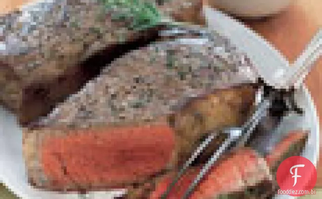 Pan-grelhado Nova York tira bifes com verde oliva Tapenade