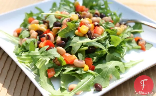 Salada de ervilha de olhos pretos sobre rúcula