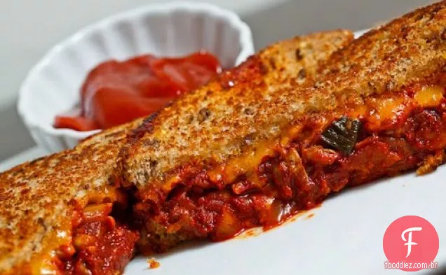 Sanduíche De Queijo Grelhado Kimchi Com Ketchup Gochujang Para Mergulhar
