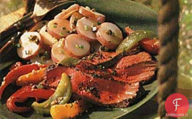 Bifes de costela grelhados com pimentas assadas