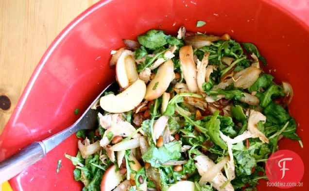 Salada De Frango Com Maçã, Rúcula, Pinhões E Cebola