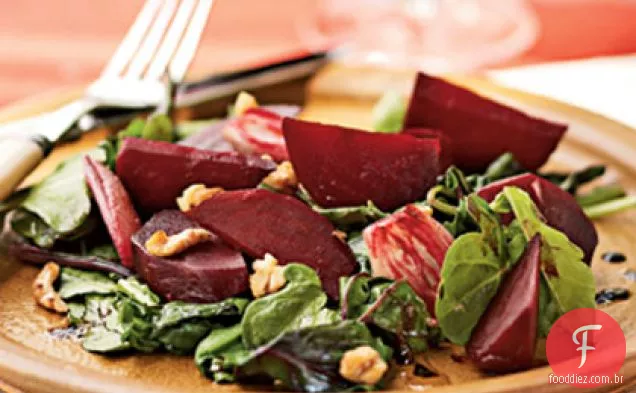 Salada de beterraba assada e chalota sobre Folhas de beterraba murchas e rúcula