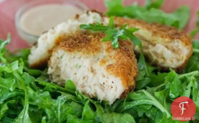 Rissóis de salmão com maionese picante com baixo teor de gordura