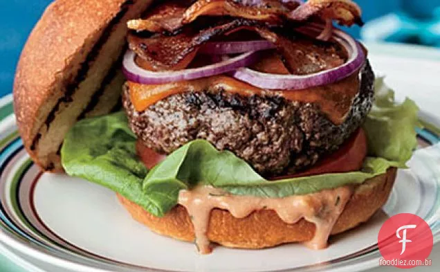 Hambúrgueres Cheddar BLT com molho russo estragão