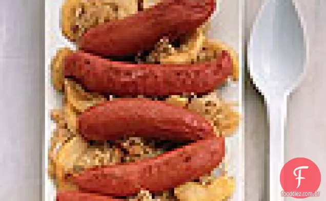 Bratwurst com maçãs, cebola e chucrute