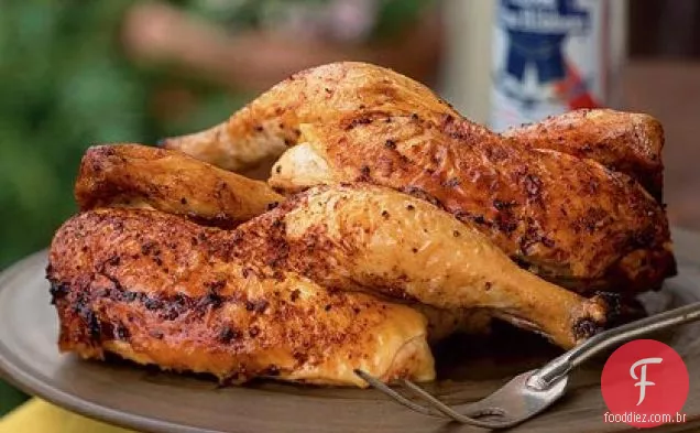 Frango com lata de cerveja com molho de churrasco de Cola