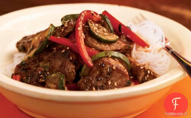 Carne de porco e legumes fritos com molho asiático picante