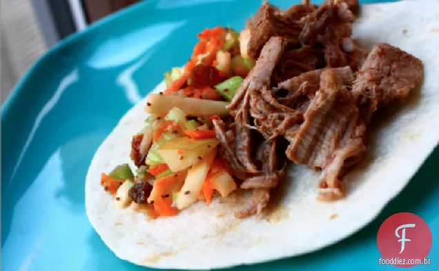 Tortilhas de carne de porco assadas com cerveja de raiz
