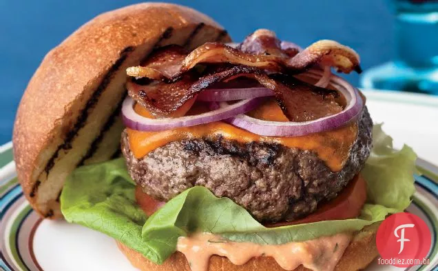 Hambúrgueres Cheddar BLT com molho russo estragão