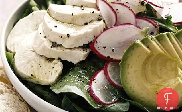Salada de rúcula com frango e abacate