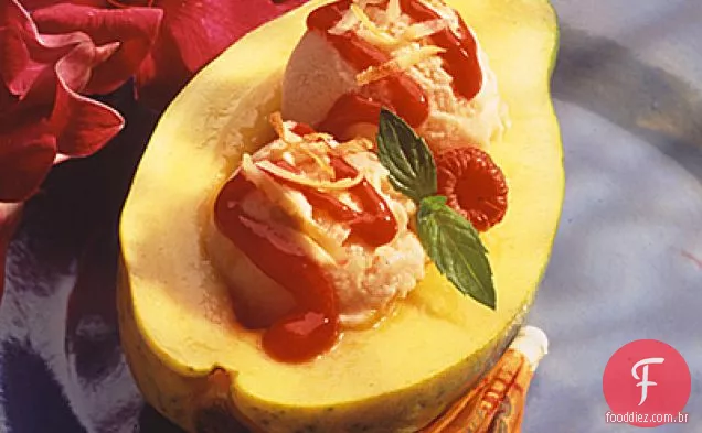 Gelo Tropical Da Ilha Com Molho De Framboesa