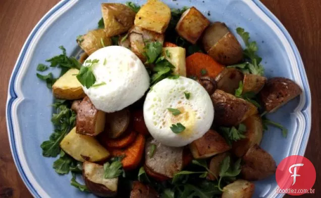 Batatas, Alcachofras De Jerusalém, Rúcula E Um Ovo Escalfado