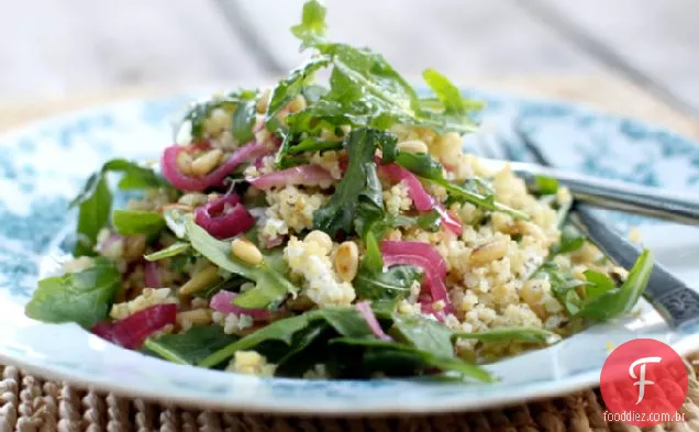 Salada De Milho Torrada Com Rúcula, Cebola Em Conserva Rápida E Vá
