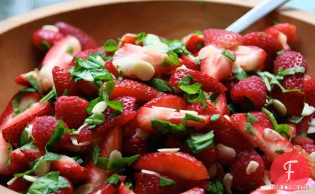 Salada de morango e rúcula com cobertura de ricota