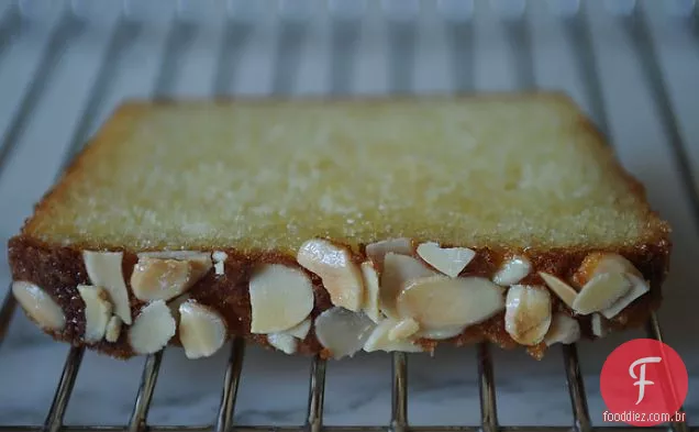 Bolo de amêndoa com xarope de água laranja-flor