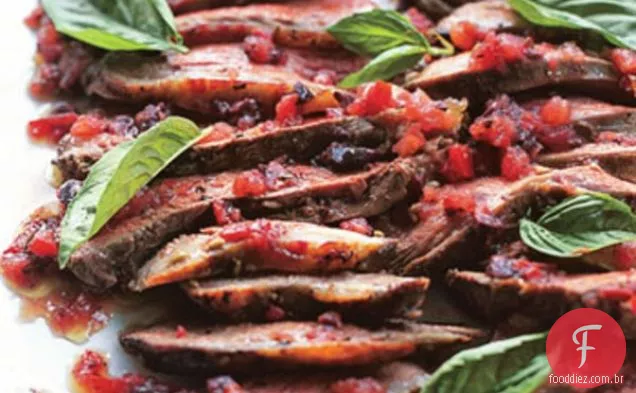Grelhado Butterflied perna de cordeiro com tomate-Erva-Doce vinagrete