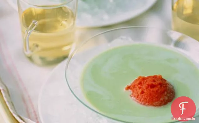 Iogurte - sopa de manjericão com gelo de tomate